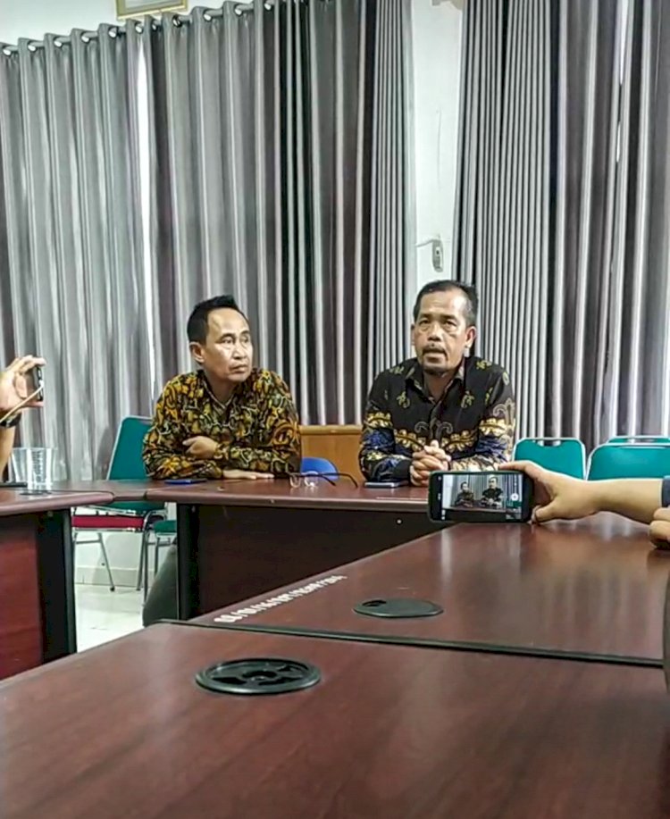 Wakil Direktur SDM RS Muhammadiyah Palembang, Muksin (kanan) ketika menyampaikan peristiwa yang dilakukan oknum perawat berinisial D yang diduga lakukan mall praktek terhadap bayi berusia tujuh bulan yang mengakibatkan jari kelingking putus, Sabtu (4/2) (Handout/Rmolsumsel.id)