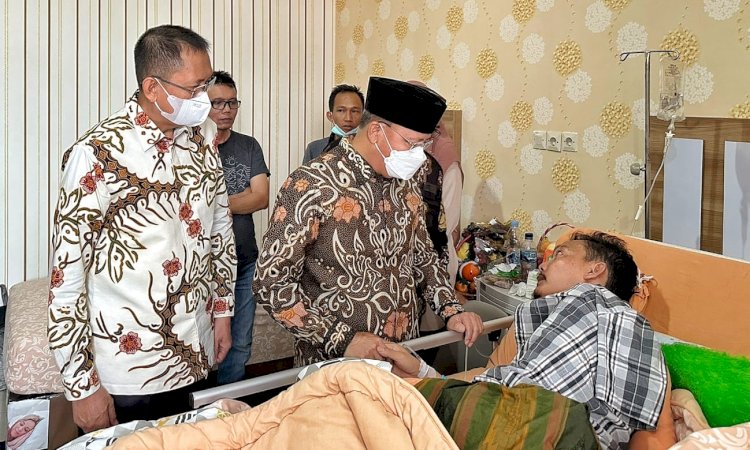 Gubernur Bengkulu Rohidin Mersyah didampingi Kepala Bappeda Provinsi Bengkulu Isnan Fajri, menjenguk Rahimandani/ist