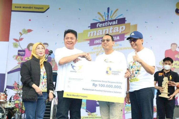 Direktur Utama PT Bank Mandiri Taspen Elmamber Sinaga (ketiga kiri) menyerahkan bantuan CSR kepada Gubernur Sumatera Selatan Herman Deru (kedua kiri) yang disaksikan oleh Branch Manager PT Taspen Palembang Endang Lestari Ningsih (kiri), Regional CEO Bank Mandiri Region 2 Ade Hasbalah Abdullah (Ketiga kanan) saat acara jalan sehat dalam rangka perayaan Hari Ulang Tahun ke-8   PT Bank Mandiri Taspen di Halaman DPRD Provinsi Sumatera Selatan, Palembang, Sabtu (4/2/2023). (dok. Mandiri Taspen