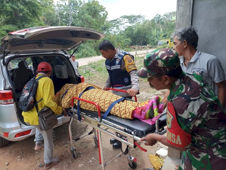 Mayat Bahrum dievakuasi menggunakan ambulance/ist