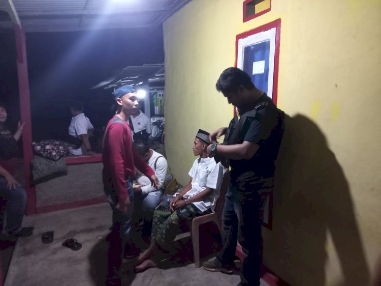 Pelaku (baju putih berkopiah) saat ditangkap Unit Reskrim Polsek Babat Supat di kediaman orang tuanya di Lampung/ist.