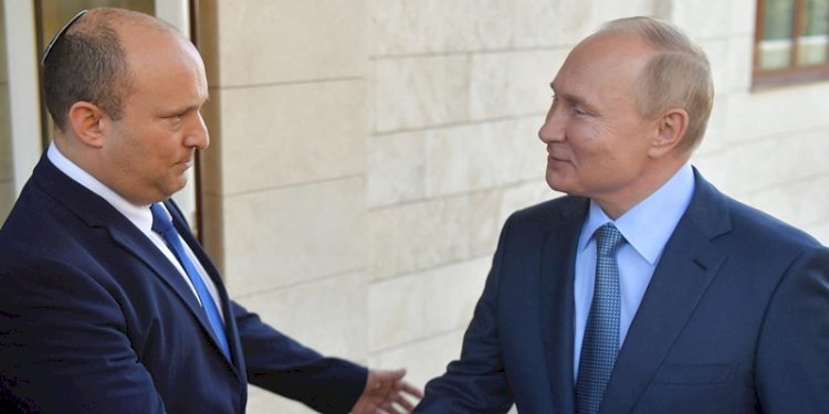 Vladimir Putin dan Naftali Bennett selama pertemuan di Sochi, pada 22 Oktober 2021/Net