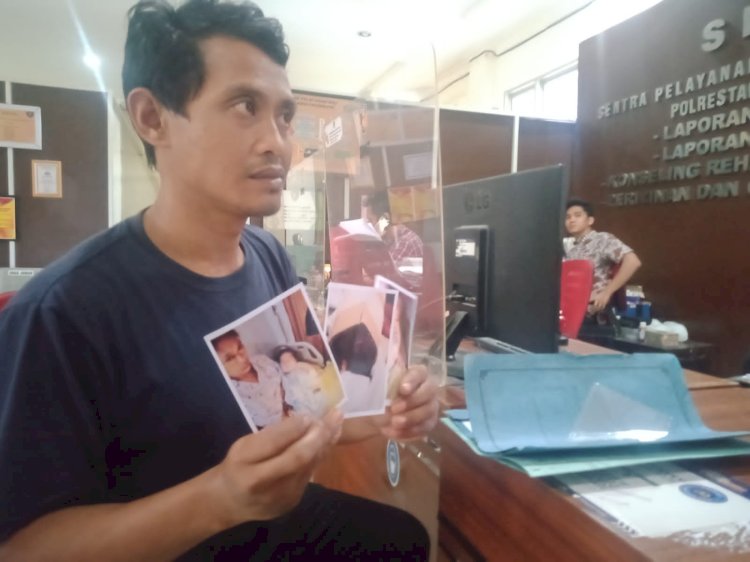 Suparman orangtua bayi delapan bulan yang jarinya tergunting saat berada di Polrestabes Palembang. (Handout/RmolSumsel.id)
