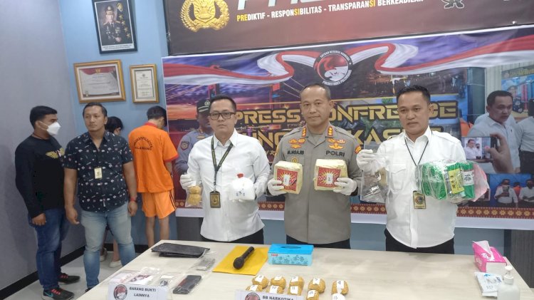 Kapolrestabes Palembang, Kombes Pol Mokhamad Ngajib (tengah) didampingi Kasat Narkoba (kanan) saat tunjukan barang bukti sabu-sabu seberat 7,2 kilogram di Mapolrestabes Palembang, Senin (6/2/2023). (Ist/Rmolsumsel.id). 