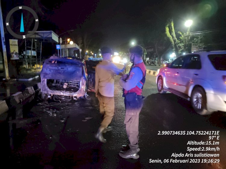 Polisi melakukanolah TKP di lokasi terbakarnya mobil di Jalan Merdeka Palembang. (ist/rmolsumsel.id)