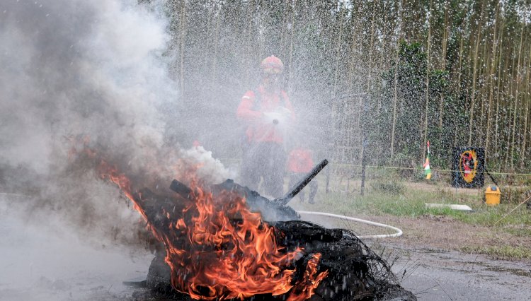 Seorang Tim Regu Pemadam Kebakaran (RPK) Perusahaan Pulp & Paper (APP) Sinar Mas memadamkan kobaran api dalam simulasi pelatihan Fire Fighter League IV di Sungai Baung Ogan Komering Ilir (OKI)/Foto: Adam Rachman/RMOL