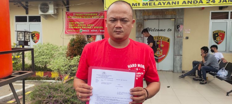 Achindra (36) owner Ayam Geprek Diva melapor ke Polres Muara Enim karena merasa telah dirugikan ratusan juta rupiah akibat penutupan tempat usahanya.(Noviansyah/RmolSumsel.id)