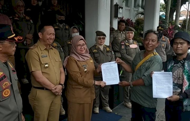 Aliansi Peduli Cagar Budaya (APCB) saat melakukan demo di kantor Walikota Palembang/Foto: Dudy Oskandar/RMOL