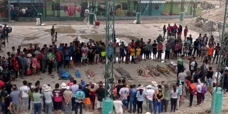 Warga mengelilingi korban tewas dalam tragedi tanah longsor di Camana, Peru/Net