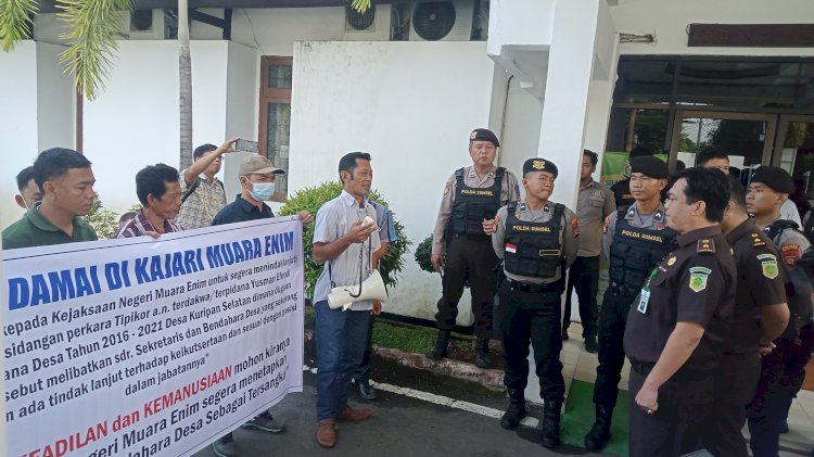 Beberapa Warga Desa Kuripan Selatan Kecamatan Empat Petulai Dangku Kabupaten Muara Enim menggelar aksi ke kantor Kejaksaan Negeri (Kejari) Muara Enim. (Noviansyah/RmolSumsel.id)