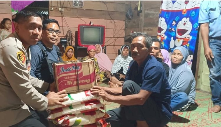 Kapolsek Muara Lakitan menyerahkan bantuan kepada keluarga korban yang tewas ditembak.(foto Istimewa)