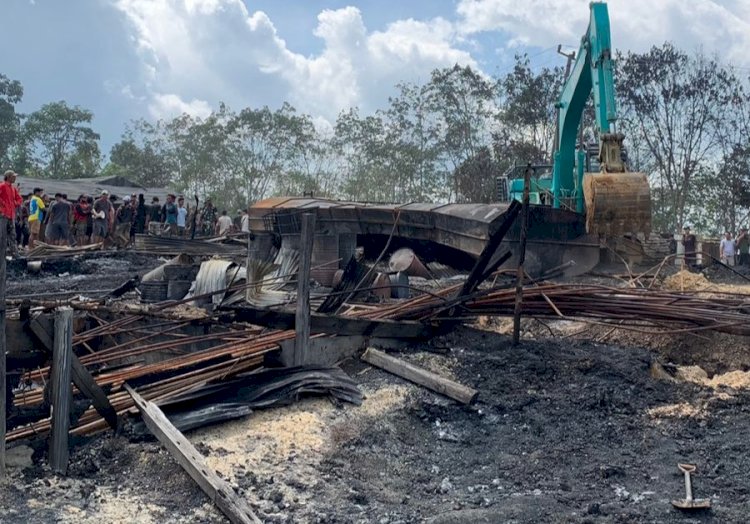 Forkopimcam Bayung Lencir melakukan pembongkaran bekas lokasi penyulingan minyak ilegal/ist.