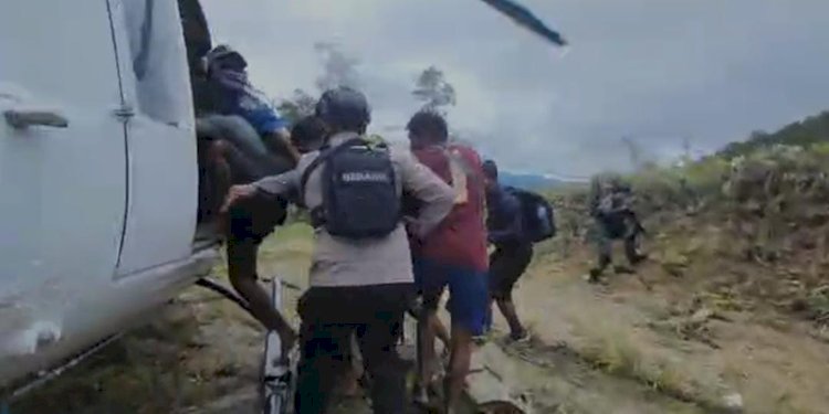 Proses evakuasi penumpang Susi Air/Net.