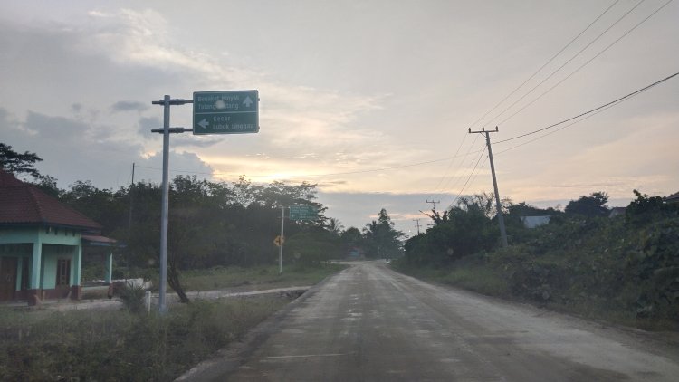 Petunjuk arah yang hingga kini belum diperbaiki sehingga membuat pengendara dari PALI menuju Musi Rawas tak melalui jalan alternatif yang telah dibangun pemerintah. (eko Jurianto/Rmolsumsel). 