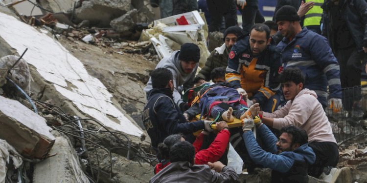 Proses evakuasi korban gempa di Turki/ist.