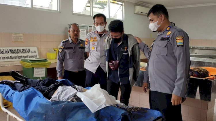 Jenazah anggota Dishub Kota Palembang saat dievakuasi ke kamar jenazah rumah sakit Mohammad Hoesin Palembang/Foto:RMOL