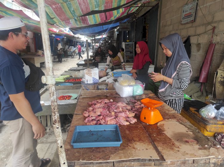 Yanti pedagang Pasar Randik Sekayu harus mengalami kerugian akibat ditipu oleh konsumen. (Amarullah Diansyah/Rmolsumsel.id). 