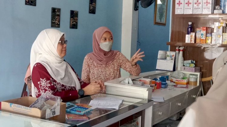 Kadinkes Muara Enim, dr. Eni Zatila sidak ke apotek dan toko obat di Muara Enim (Noviansyah/rmolsumsel.id)