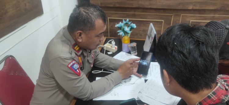 Kanit Gakkum Lakalantas Polrestabes Palembang, Iptu Arham Arsikakum saat memperlihatkan rekaman CCTV kepada awak media di Mapolrestabes Palembang, Kamis (9/2/2023). Dalam rekaman CCTV, terlihat seorang wanita yang diduga ODGJ tewas setelah tertabrak sepeda motor, Kamis (9/2/2023) sekitar pukul 04.00 WIB. (Adam Rachman/Rmolsumsel.id)