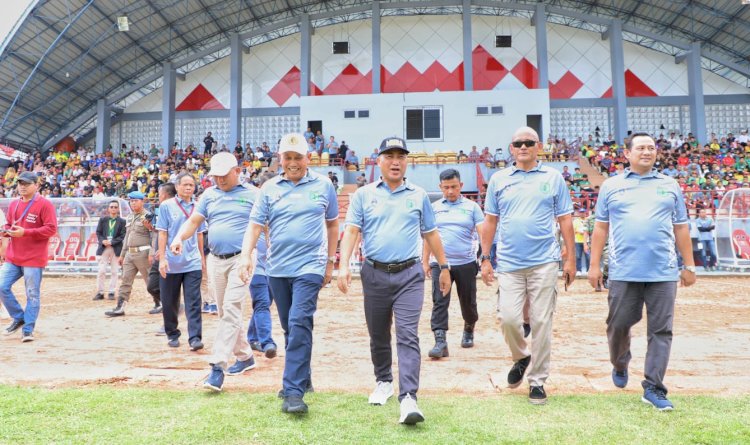 Pj Bupati Muba Apriyadi dan Ketua Asprov PSSI Sumsel Ucok Hidayat didamping Sekjen Asprov Syahril Musa/ist