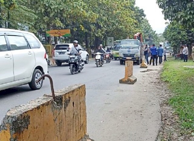 Pemasangan beton pembatas  di Jalan Letkol Nur Amin, Kelurahan 3 Ilir Palembang, stelah terjadinya kecelakaan yang menewaskan pegawai honorer Dishub Palembang. (ist/RmolSumsel.id)