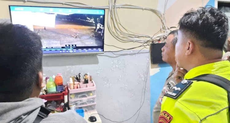 Polisi melihat rekaman CCTV saat detik-detik kecelakaan maut/ist