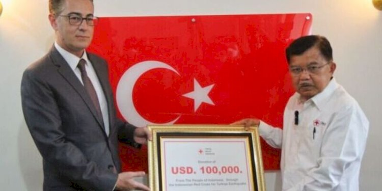 Ketua Umum PMI menyerahkan donasi sebesar Rp 1,5 miliar kepada Wakil Duta Besar Turki untuk Indonesia Ömer Orhun Çelikol pada Jumat, 10 Febuari 2023/Net