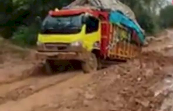 Truk terbenam di jalan poros yang menghubungkan Kota Kayuagung dengan Kecamatan Cengal, Kabupaten Ogan Komering Ilir (OKI)/repro