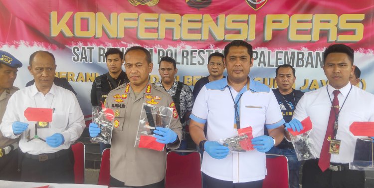 Kapolrestabes Palembang, Kombes Pol Mokhamad Ngajib (kedua kiri) bersama Kasat Reskrim Polrestabes Palembang, AKBP Haris Dinzah (kedua kanan) saat menggelar press release di Mapolrestabes Palembang, Senin (13/2/2023) (Adamrachman/Rmolsumsel.id).
