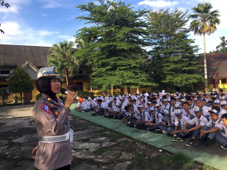 Kanit Regident Sat Lantas Polres Muara Enim Iptu Rama Juliani berikan pelatihan Safety Riding ke Pelajar/ist.