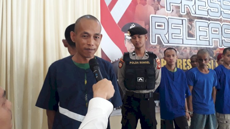 Tersangka saat dihadirkan dalam pres rilis yang digelar Polres Musi Rawas. (ist/RmolSumsel.id)