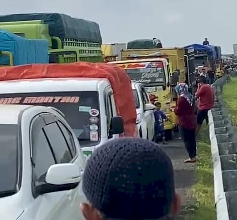 Jalan tol Kayuagung-Palembang macet panjang/ist
