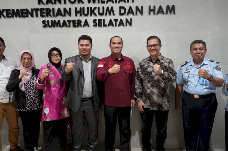 Kakanwil Kemenkumham Sumsel, Dr. Ilham Djaya didampingi Kepala Divisi Pelayanan Hukum dan HAM, Parsaoran Simaibang menerima audiensi Ketua Dewan Pimpinan Cabang (DPC)  Persatuan Advokat Indonesia (PERADI) Kota Palembang, Azwar Agus, Selasa (14/02) . (dok. Humas KemenkumHAM Sumsel)