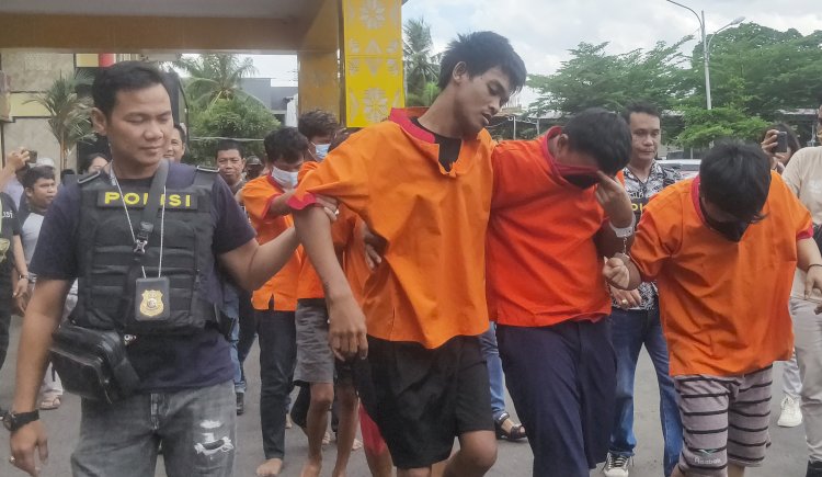 nggota Satreskrim Polrestabes Palembang berhasil melumpuhkan dua pelaku pencurian kendaraan sepeda motor yang membawa senjata api rakitan saat beraksi/Foto: Adam Rachman/RMOL