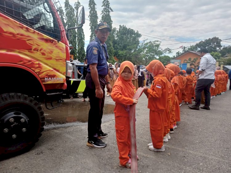 Tampak personil Dinas Pemadam Kebakaran dan Penyelamatan Kabupaten Muara Enim mengenalkan peralatan pemadam kebakaran/ist.