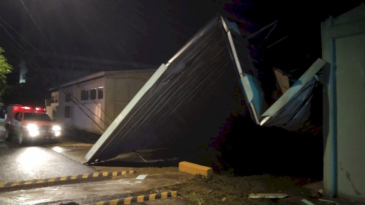 Atap gedung Laboratorium Bahasa dan Komputer Politeknik Sekayu terbang usai diterpa angin kencang. (Amarullah Diansyah/RMOLSumsel). 