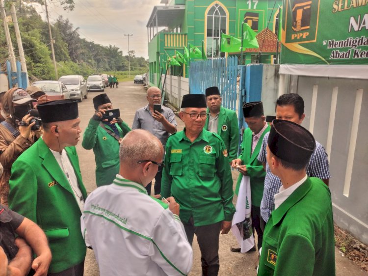 Puluhan  orang yang merupakan kader senior dan simpatisan PPP  yang tergabung dalam  Forum Silaturahmi Antar Majelis Syariah, Majelis Pertimbangan dan Majelis Pakar DPW PPP Sumatera Selatan (Sumsel) menggelar demo di halaman kantor DPW PPP Sumsel, Selasa (14/2).(Dudy Oskandar/rmolsumsel.id)