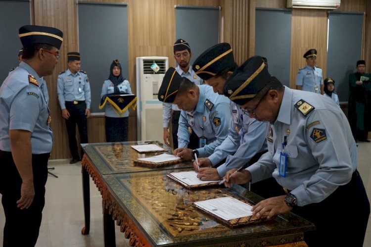 Ikrar dan penandatanganan Pakta Integritas netralitas yang dipimpin oleh Kepala Kantor Wilayah Kemenkumham Sumsel, Dr. Ilham Djaya, Rabu (15/2), bertempat di aula kanwil setempat. (Dok. Humas KemenkumHAM)