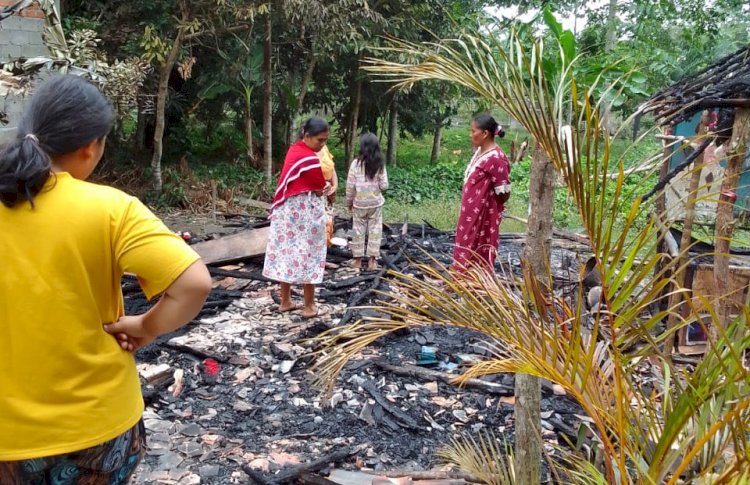 Puing-puing bekas kebakaran di rumah warga Desa Sukaraja/ist