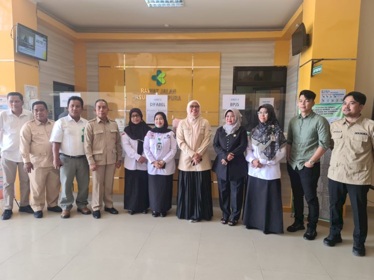 Wakil Ketua  I DPR Sumsel dan Wakil Ketua I DPRD OKU Timur foto bersama saat sidak ke RSUD Martapura, Rabu (15/2). (Amizon/RmolSumsel.id)