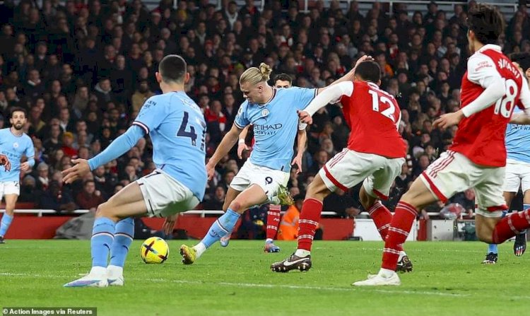 Erling Haaland melepaskan tembakan ke gawang Arsenal/Foto: Reuters