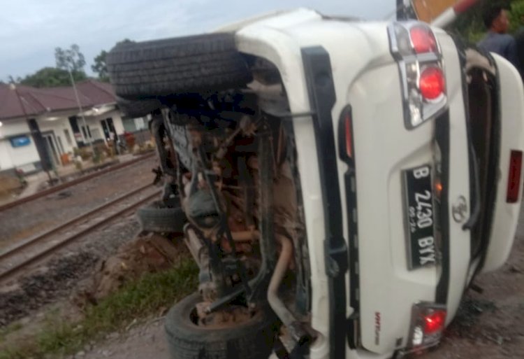 Mobil pajero sport terbalik usai tabrak beton plang rel kereta api di OKU Timur/ist.