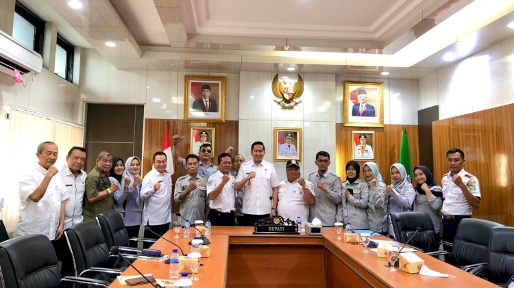  Plt Bupati Muara Enim Ahmad Usmarwi Kaffah menerima audiensi Dewan Pimpinan Cabang (DPC) Organisasi Angkutan Darat (ORGANDA). (Noviansyah/RmolSumsel.id)