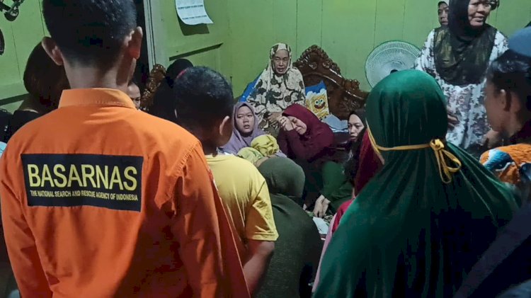 Anggota Basarnas Palembang saat mengantarkan jenazah Prabowo Subianto ke rumah duka/ist.