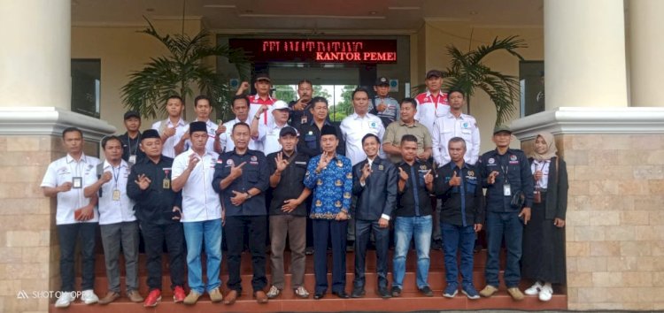 Foto bersama Sekda Kota Pagar Alam dengan seluruh Insan Pers Kota Pagar Alam (Jumat 18/02). (Taufik Hidayat/RmolSumsel.id)