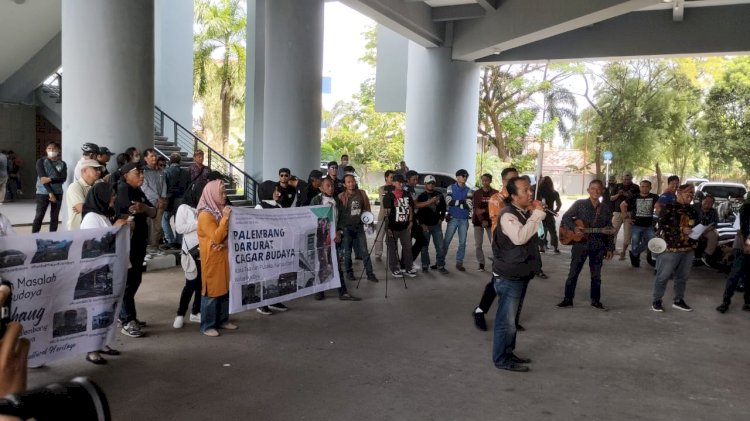 AMPCB saat menggelar aksi damai di Halaman Gedung DPRD Kota Palembang, Jumat (16/2). (Dudy Oskandar/Rmolsumsel). 