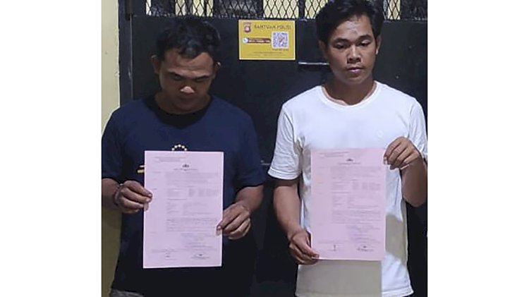 Yoyon Utoyo (31) dan Bobot Sundoyo (30) dua pelaku pengeroyokan ketua PPS di Muratara, sat berada di kantor polisi. (ist/RmolSumsel.id)