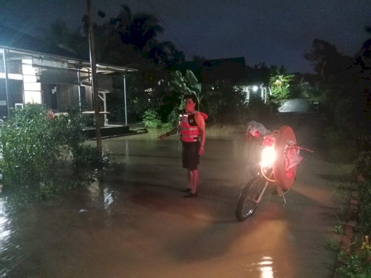 Puluhan rumah warga Kota Baturaja, Kabupaten Ogan Komering Ulu (OKU), terendam banjir akibat intensitas curah hujan tinggi yang terjadi pada Kamis (16/2) malam.