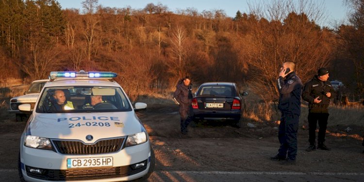 Polisi di lokasi kejadian setelah 18 orang ditemukan tewas di Bulgaria di sebuah truk yang ditinggalkan di dekat ibu kota Sofia/Net