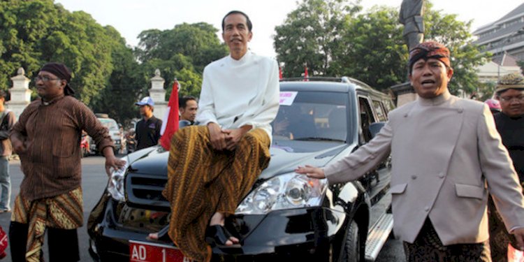 Joko Widodo saat masih menjabat sebagai Walikota Solo menaiki Mobil Esemka karya anak bangsa/Net